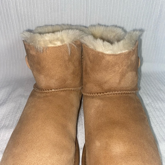 Ugg classic mini bailey button size 10 - Picture 3 of 8